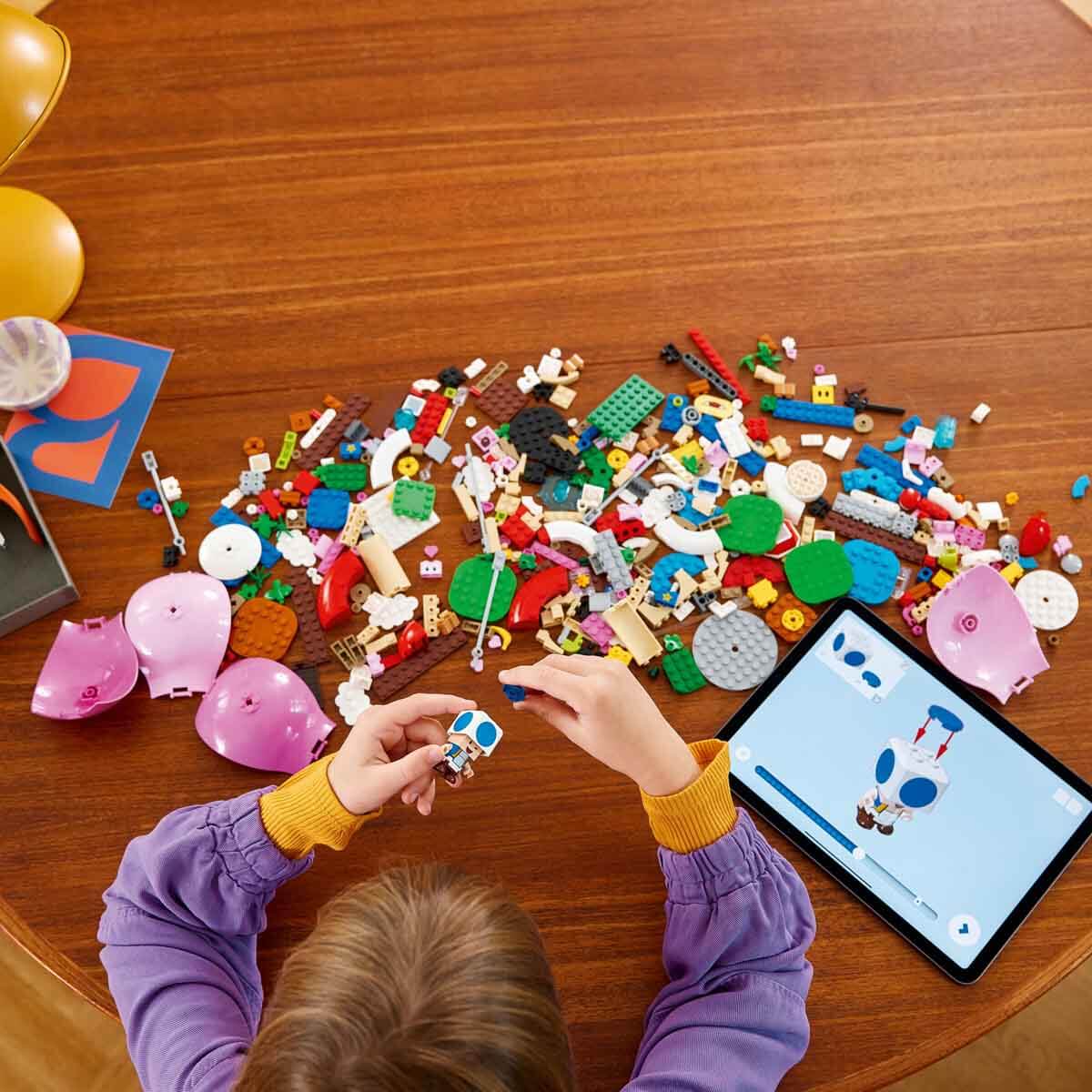 undefined - c2585_LEGO_Super_Mario_Peach_in_Bahcesinde_Balon_Yolculu.jpg