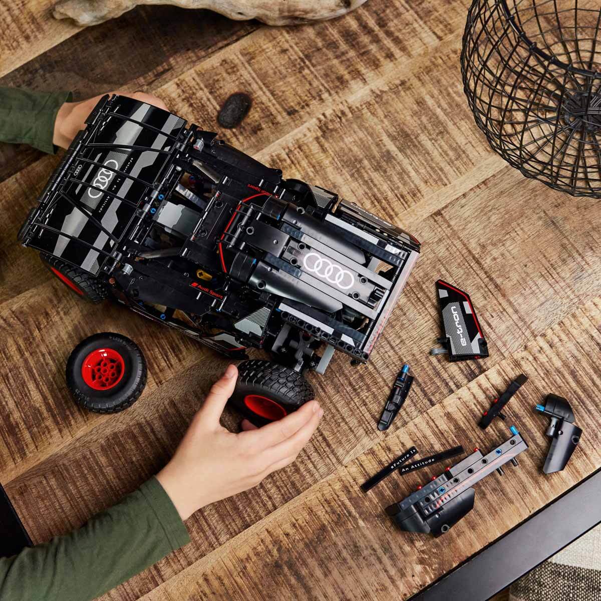 undefined - c71b6_LEGO_Technic_Audi_RS_Q_e_ron_42160.jpg