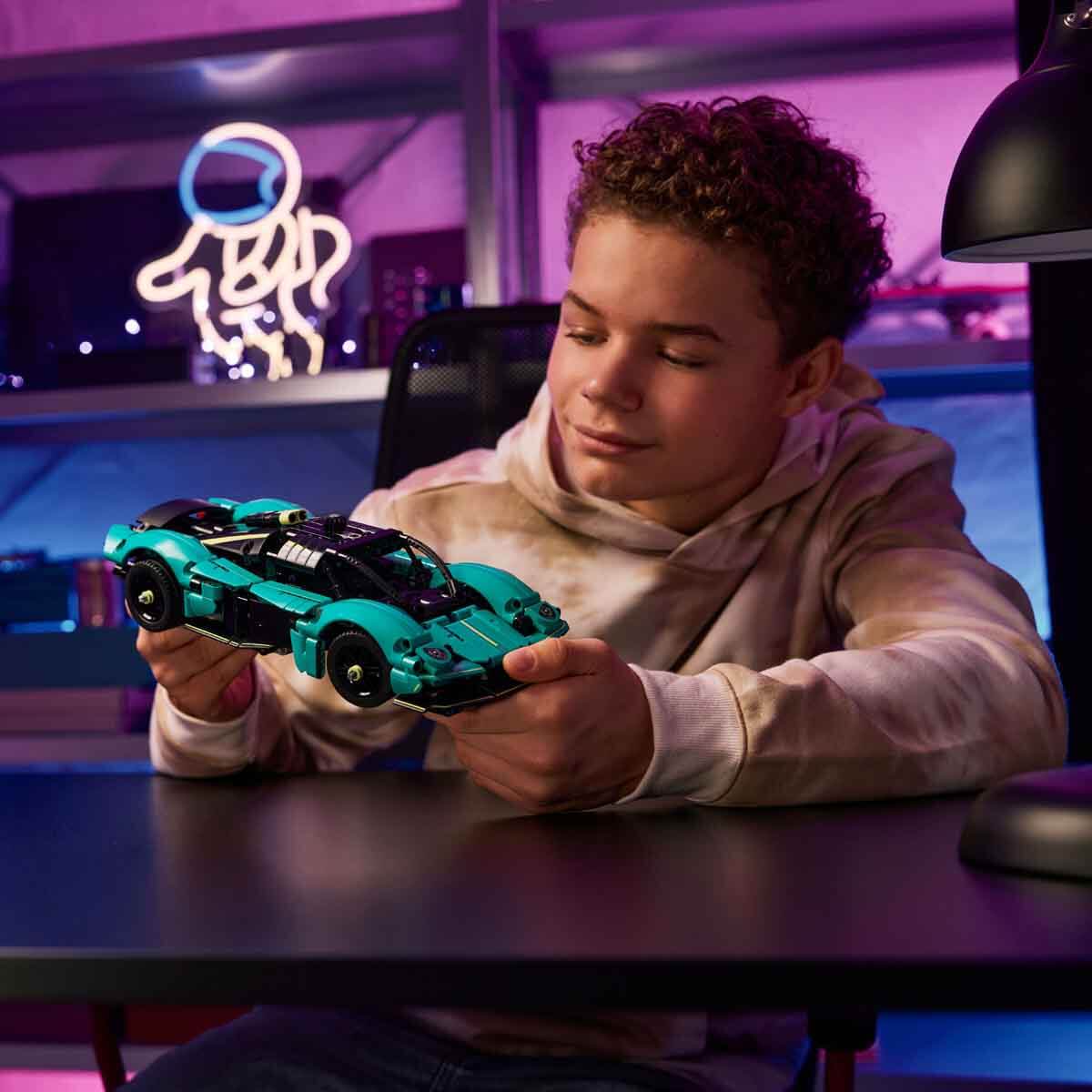 LEGO Technic Aston Martin Valkyrie 42208 - 9 Yaş ve Üzeri Çocuklar