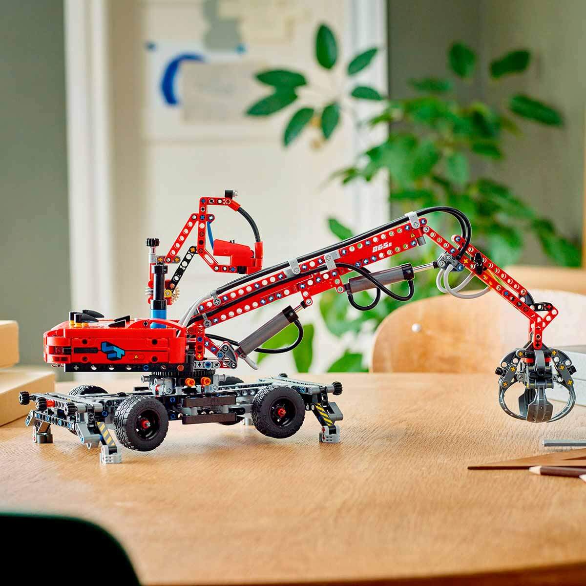 undefined - d0035_LEGO_Technic_Malzeme_Ellecleyici_42144.jpg