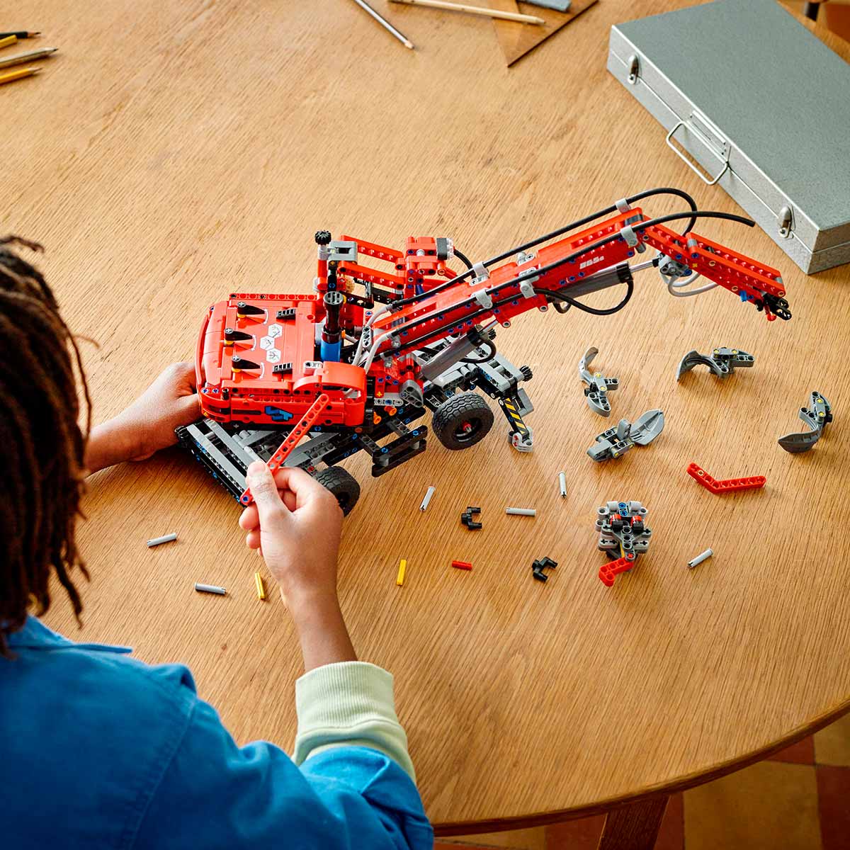 undefined - d4402_LEGO_Technic_Malzeme_Ellecleyici_42144.jpg