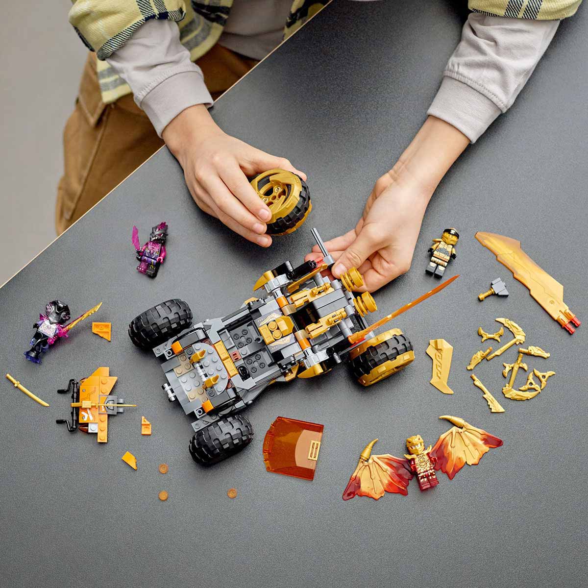 undefined - d8311_LEGO_NINJAGO_Cole_un_Ejderha_Jipi_71769.jpg