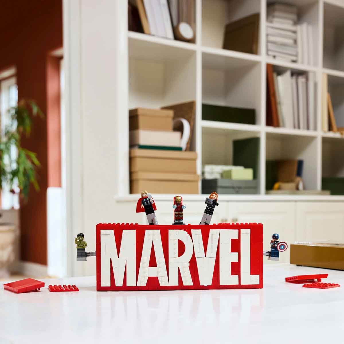 undefined - e8c71_LEGO_Marvel_MARVEL_Logosu_ve_Minifigurleri_76313_.jpg