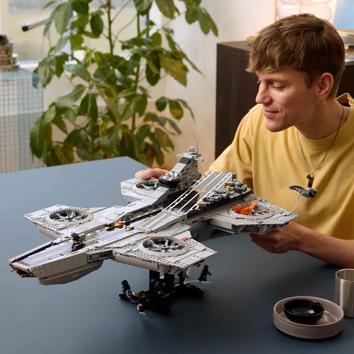 undefined - e8cdd_LEGO____Marvel_S.H.I.E.L.D._Helikoptasir_76354_.jpg