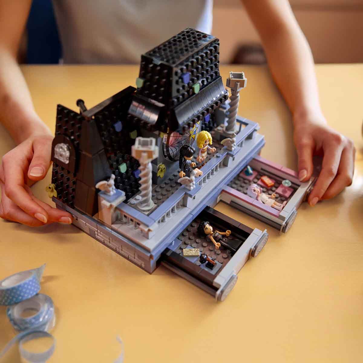 undefined - f242a_LEGO_Wednesday_Wednesday_ve_Enidin_Yurt_Odasi_7678.jpg