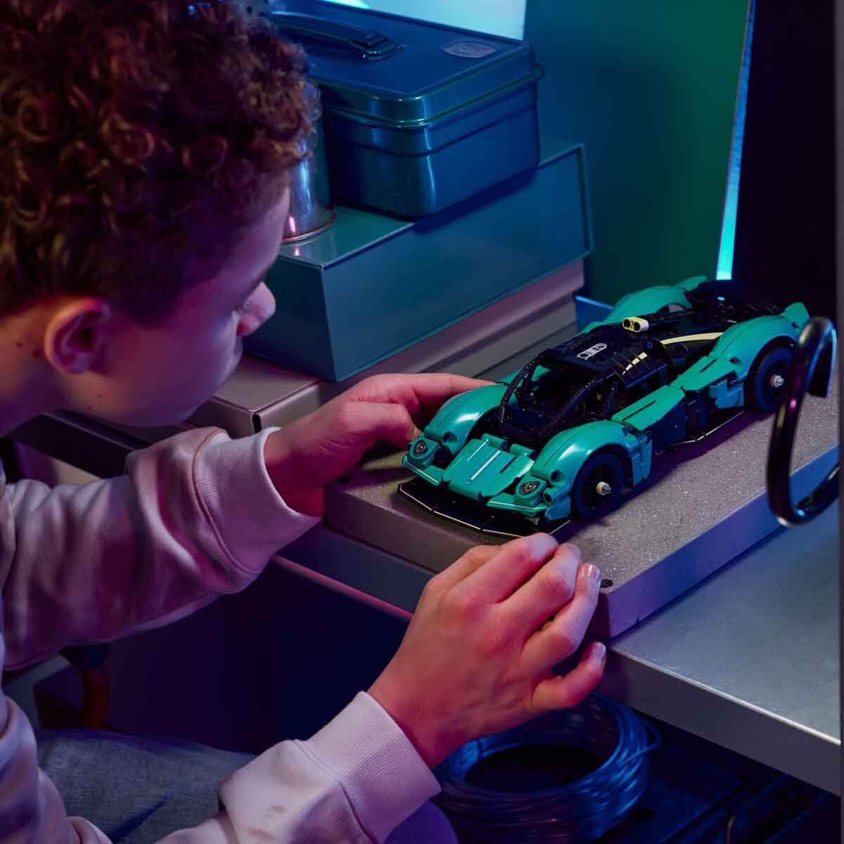 undefined - f6fac_LEGO_Technic_Aston_Martin_Valkyrie_42208.jpg