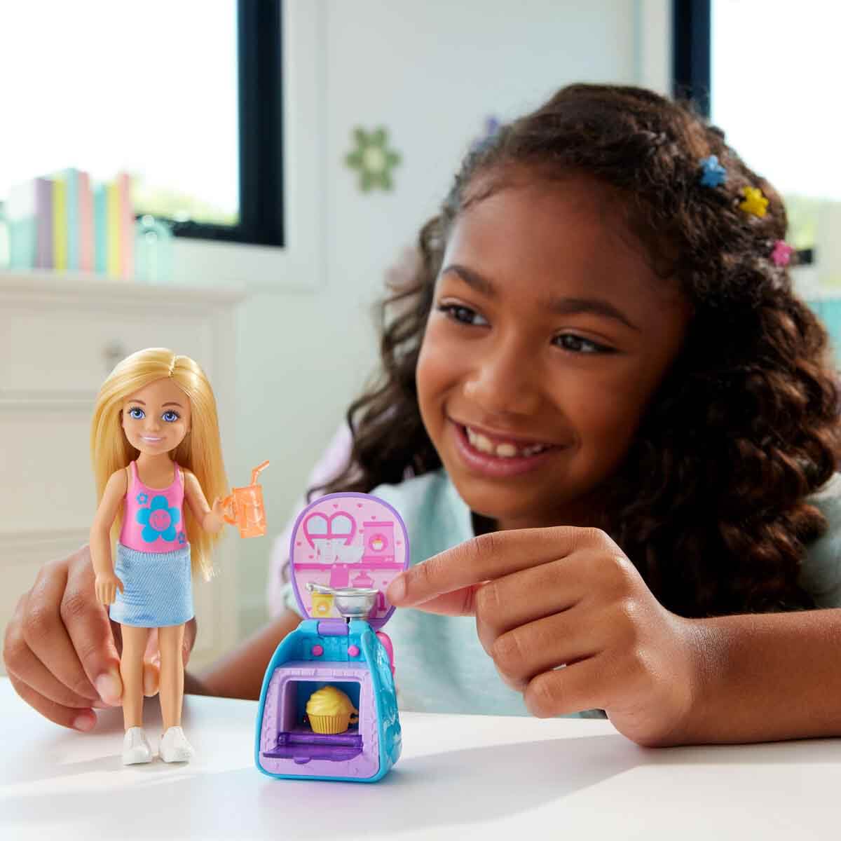 undefined - f94a1_Barbie_Chelsea_Sirt_Cantasi_Olabilen_Cupcake_Oyun_.jpg